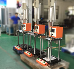 山東某裝配設(shè)備廠(chǎng)家采用我司的四柱二板型氣液增壓機(jī)